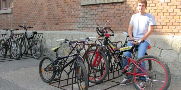 George Pătraşcu a renunţat la taxi de când poate veni la şcoală cu bicicleta. Foto: Ştefan Borcea