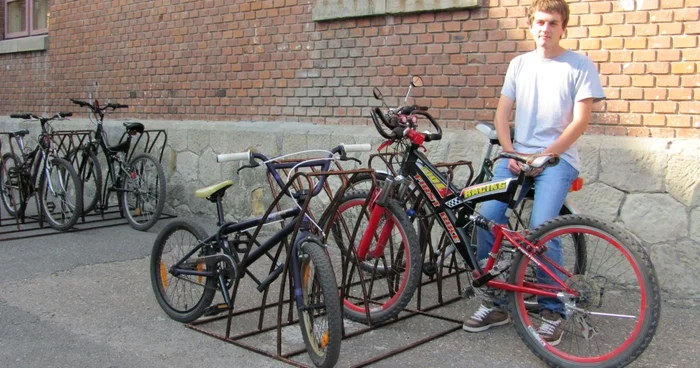 George Pătraşcu a renunţat la taxi de când poate veni la şcoală cu bicicleta. Foto: Ştefan Borcea