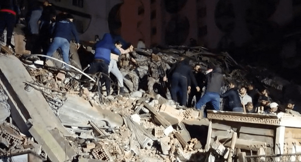 Momentul în care o clădire se prăbușește în timpul cutremurului Turcia | VIDEO