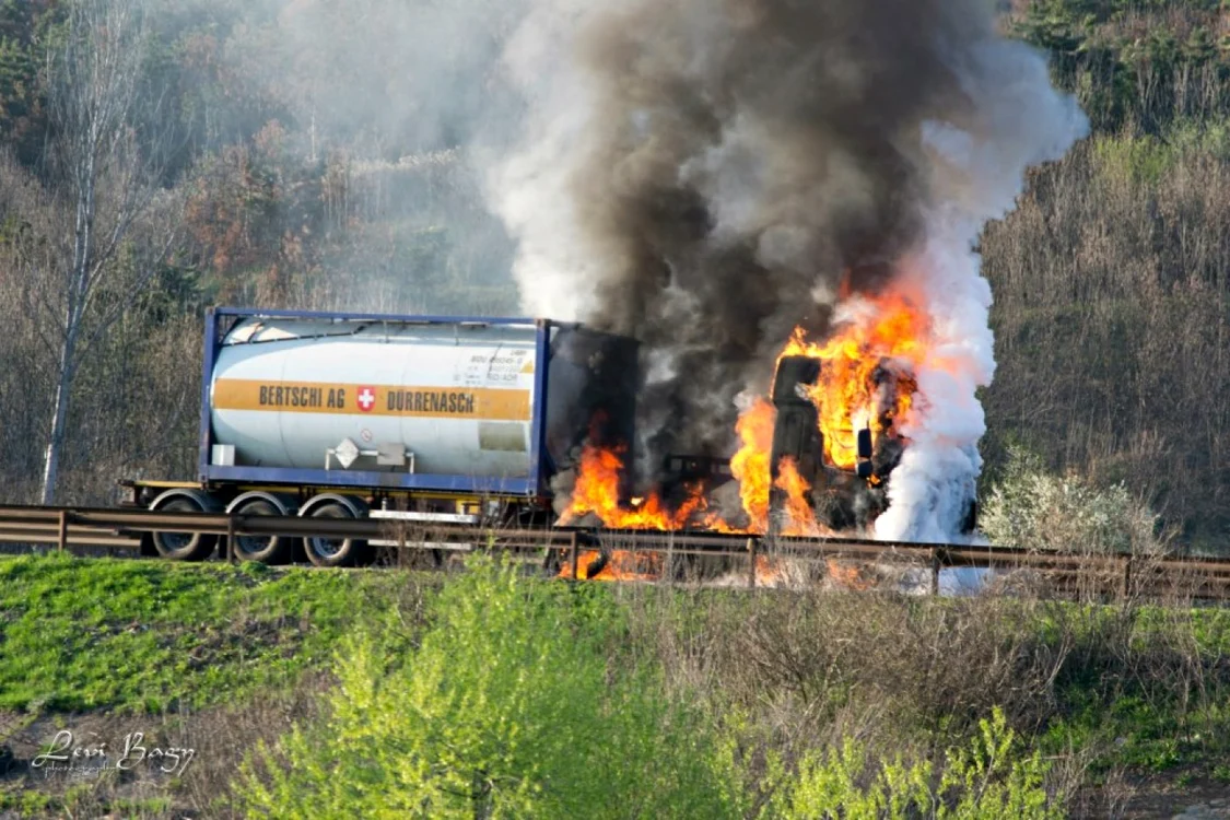 Incendiu în cabina unui camion ce transporta materiale inflamabile (foto: Levi Bagy)
