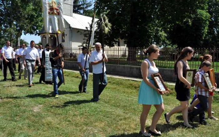 Moţii din satul Marna Nouă au respectat şi în acest an , la fel ca şi pâna acum, obiceiul de a sfinţii holdele în a doua zi de Rusalii