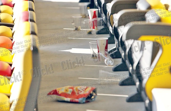 În sectorul de  tribună rezervat  englezilor a rămas  mult gunoi (fotografii: Dorin Constanda)