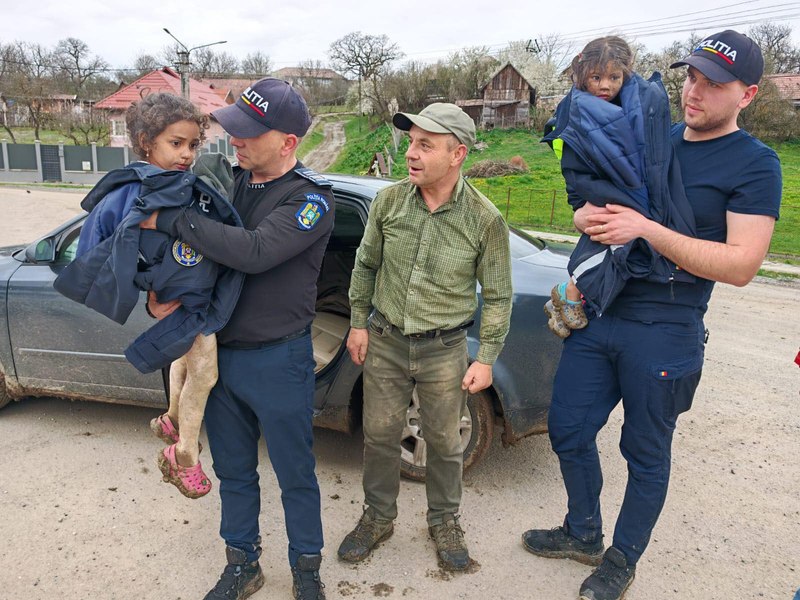 Polițiștii din Târnăveni au sesizat Protecția Copilului privind cele două fetițe de 4 și 5 ani, dispărute de acasă. DGASPC va evalua situația lor