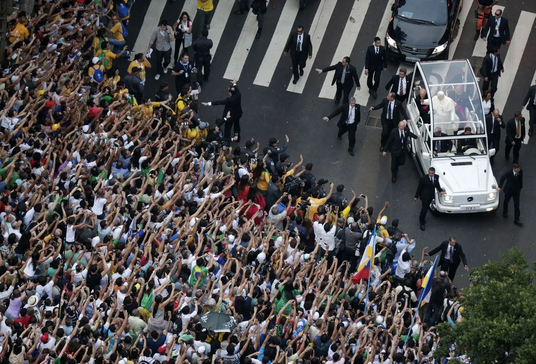Papa Francisc, în vizită în Brazilia, este întâmpinat de mulţimea entuziasmată. FOTO: Reuters