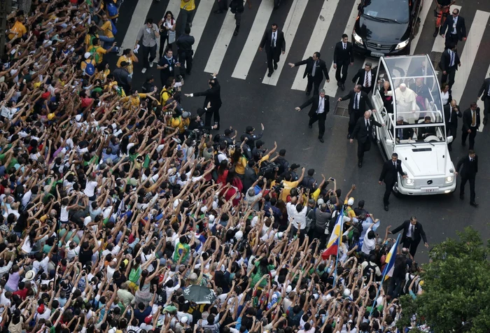 Papa Francisc, în vizită în Brazilia, este întâmpinat de mulţimea entuziasmată. FOTO: Reuters