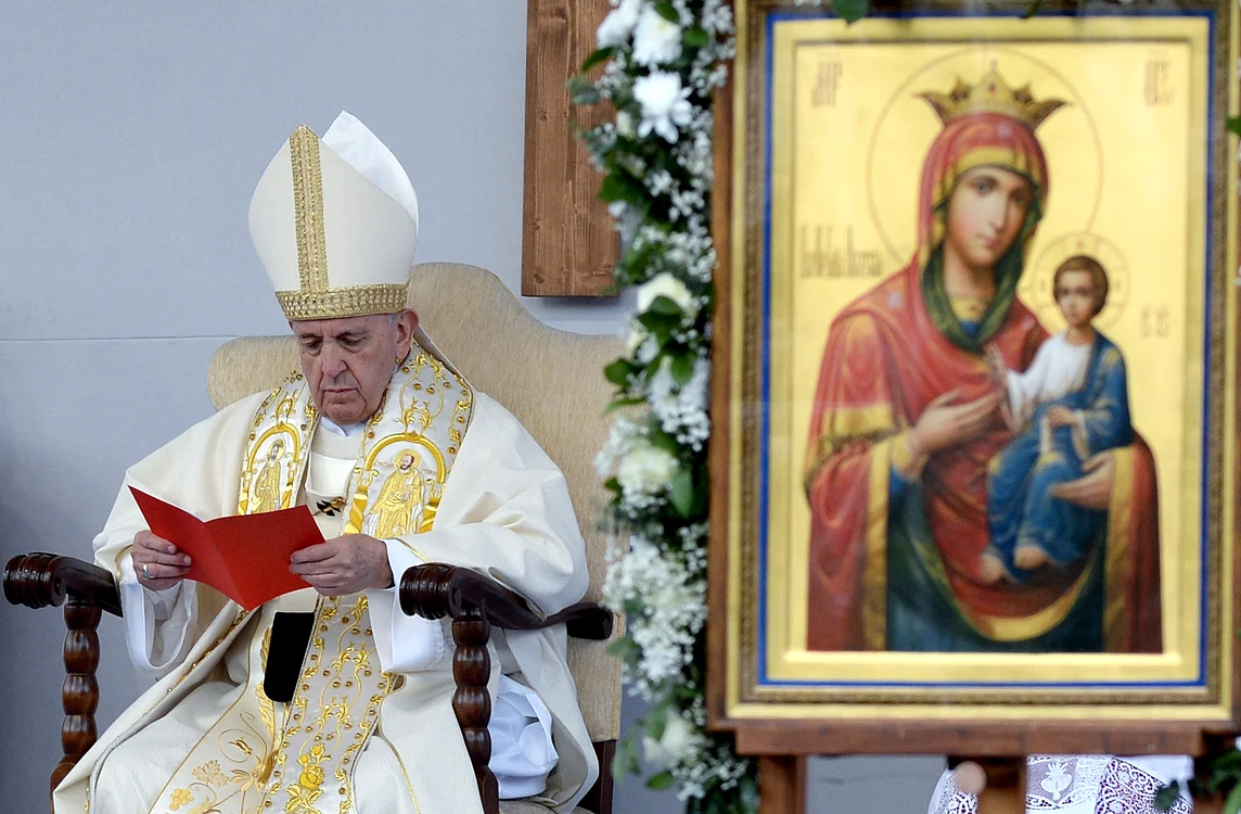 
    Papa Francisc, aici in timpul recentei vizite din Bulgaria, folosește în deplasările sale scaune facute special pentru acele evenimente,Foto: EPA  