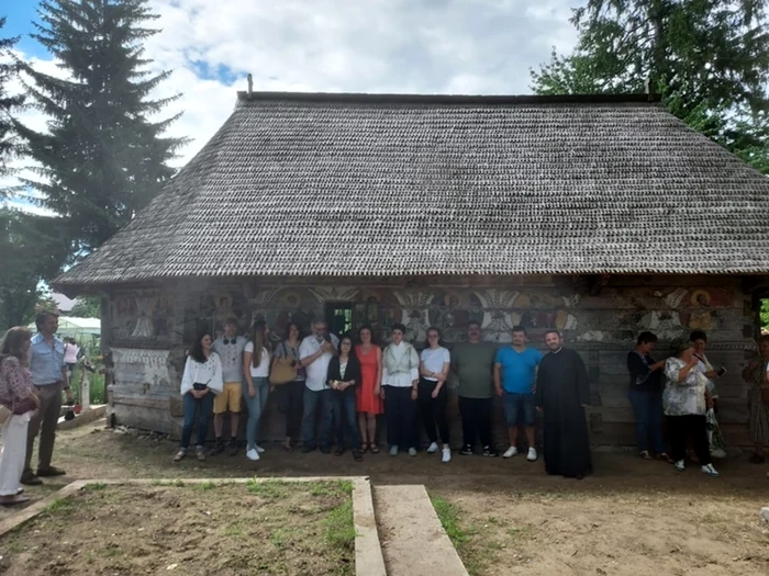 Întreaga echipă a Fundaţiei Pro Patrimonio la biserica de lemn restaurată Urşi din Vâlcea Foto Pro Patrimonio