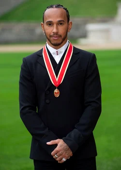 3 lewis hamilton si facut cavaler de printul charles 2 jpg jpeg