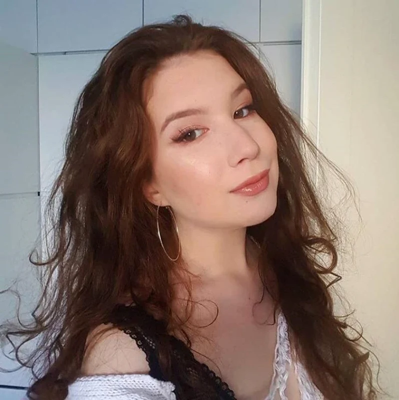 Fiica Narcisei Suciu are 21 de ani Tânăra e leită mamei sale jpeg
