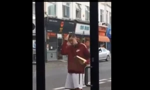 barbatul a dansat in fata usii jpeg