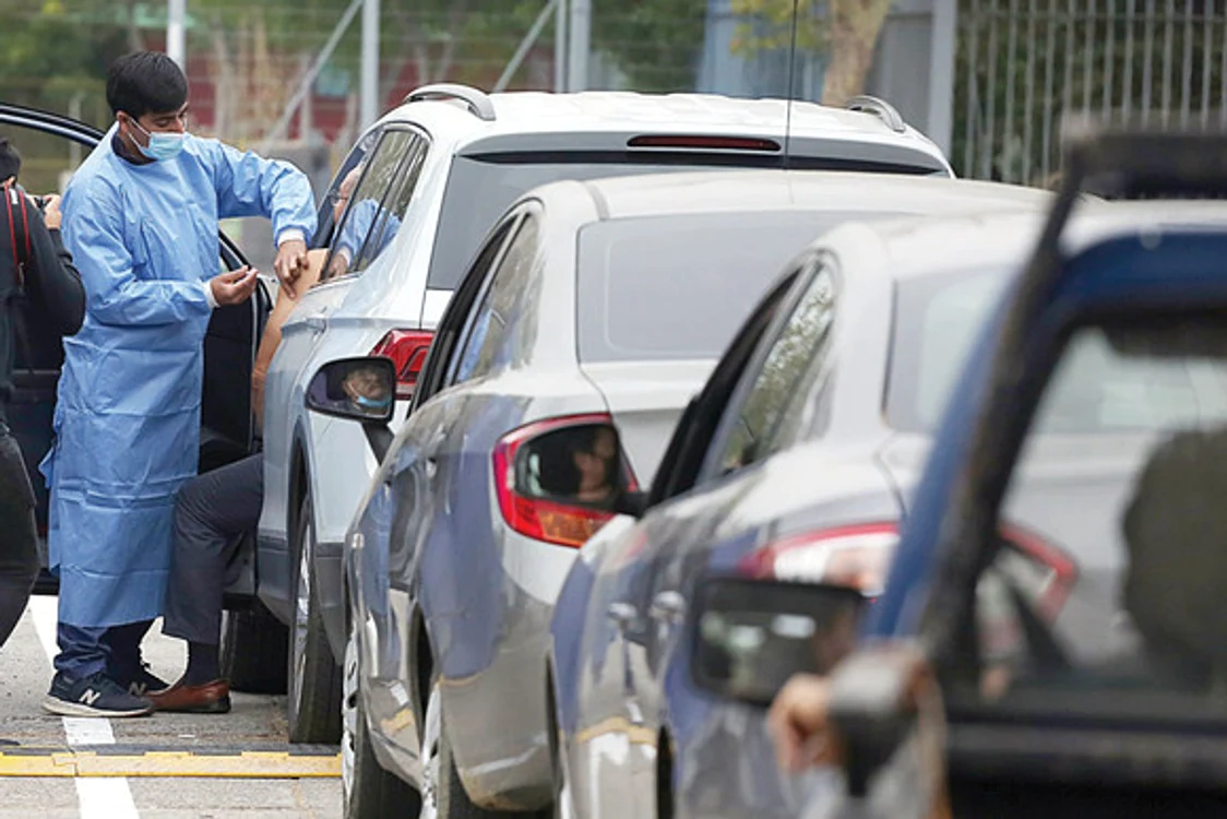 
    Au apărut şi centre drive-thru, unde putem să ne vaccinăm fără să ne dăm jos din maşină  