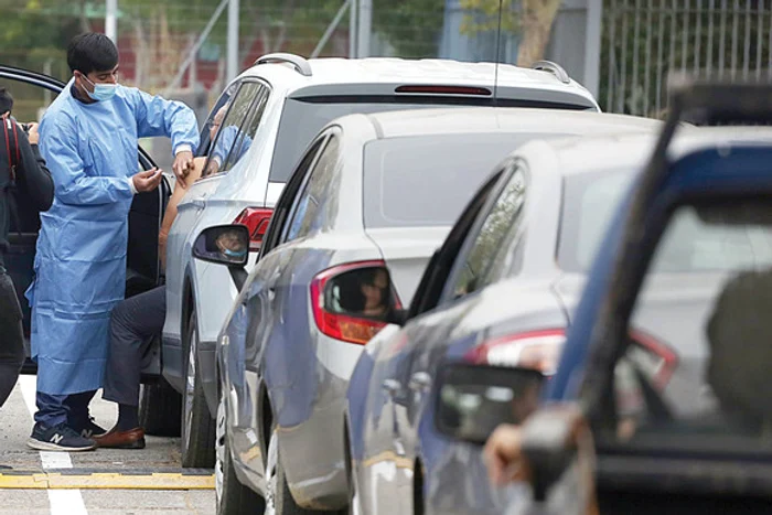 
    Au apărut şi centre drive-thru, unde putem să ne vaccinăm fără să ne dăm jos din maşină  