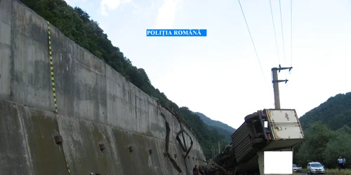 Soferul autotrenuluii care a cazut de la 12 metri inaltime a scapat teafar