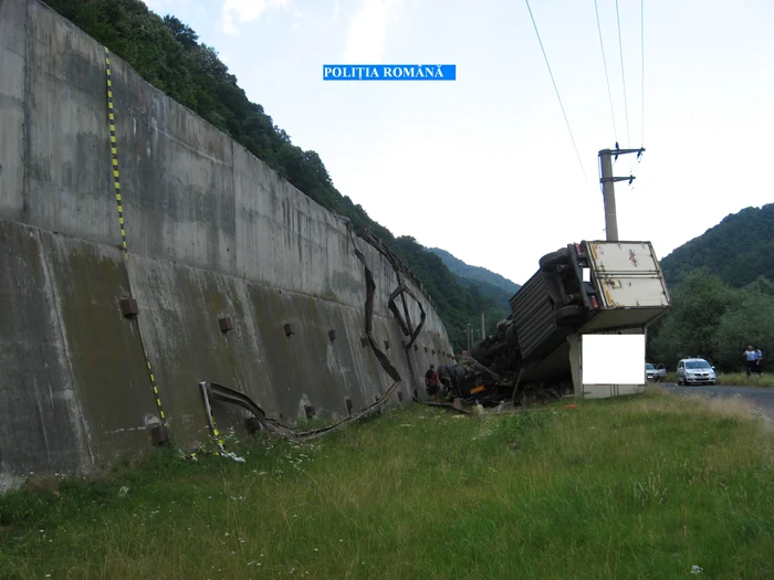 Soferul autotrenuluii care a cazut de la 12 metri inaltime a scapat teafar