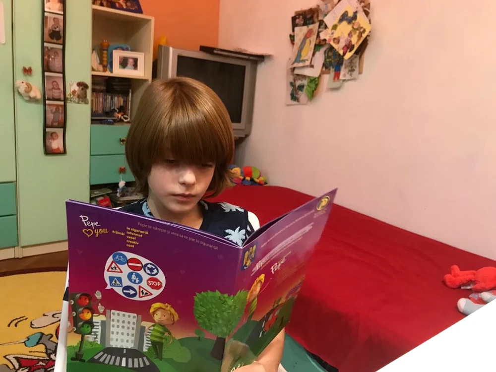 
    Elevii vor învăţa educaţie rutieră după un manual specialFoto: arhivă personală  