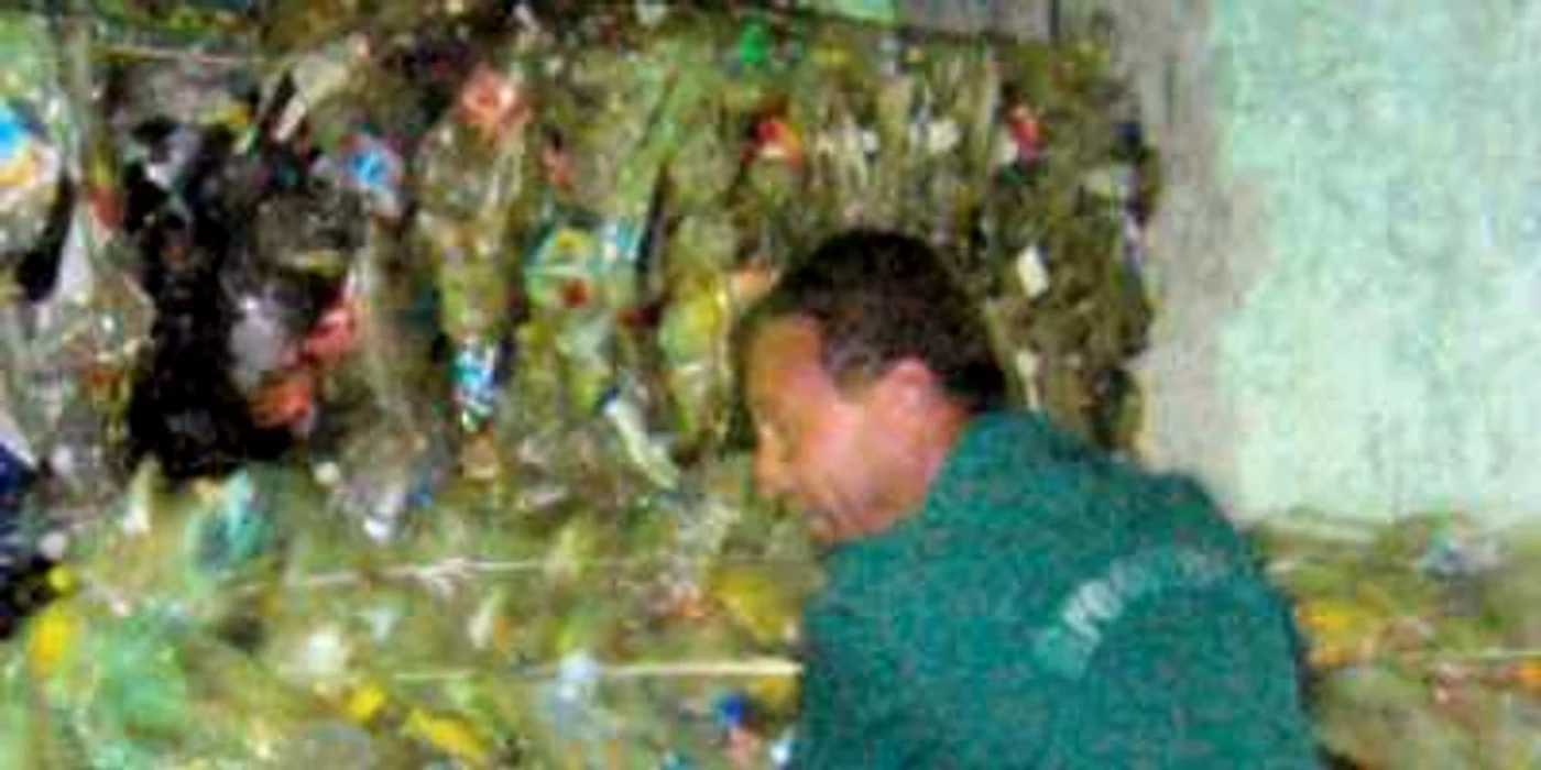 Reciclatorii de PET-uri importă sticle din plastic