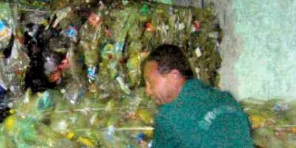 Reciclatorii de PET-uri importă sticle din plastic