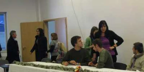 O parte dintre cei care au participat la prima conferinţă