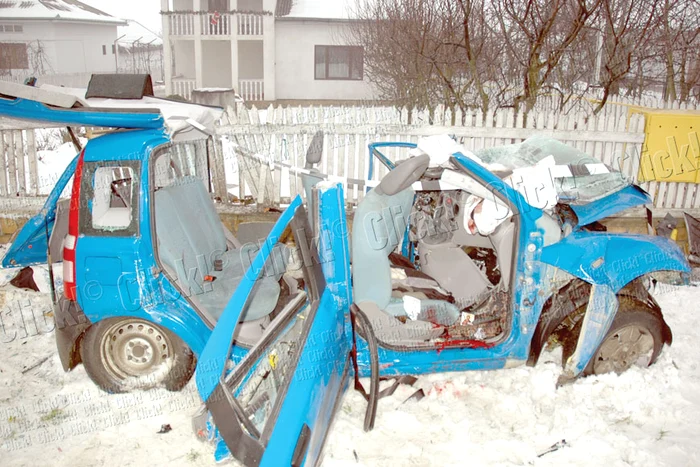 Maşina preoţilor a fost izbită  în plin, într-o curbă, de un  autoturism Saab, condus din  sens opus de Constantin Grădinaru