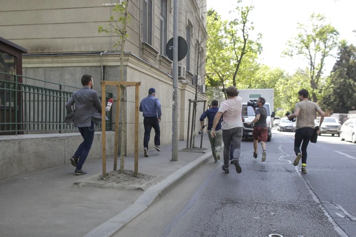 Marian Fiscuci fuge de jurnalisti în faţa sediului DNA FOTO Inquam Photos Octav Ganea