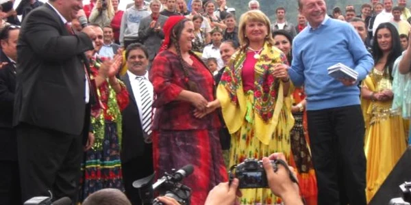 Preşedintele Traian Băsescu a participat în septembrie 2009 la o petrecere a romilor, la Costeşti