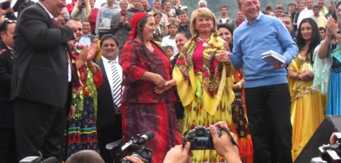 Traian Băsescu şi soţia sa, Maria, la sărbătoarea romilor de la Costeşti din anul 2009 FOTO Arhiva Adevărul