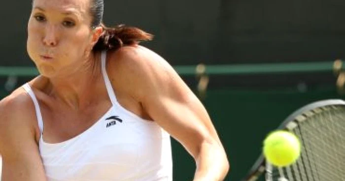TENIS: Jelena Jankovici salvează patru mingi de meci
