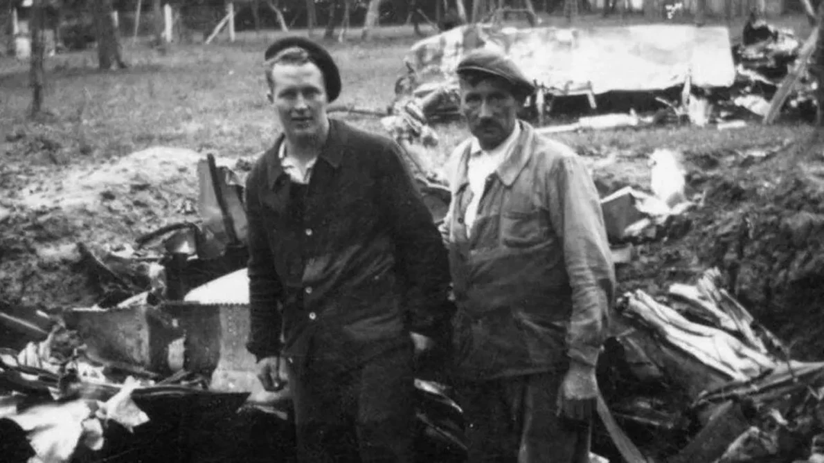 Pilotul Lonnie Moseley și fermierul Lucien Lestang, în fața resturilor avionului prăbușit (© IWM Duxford)