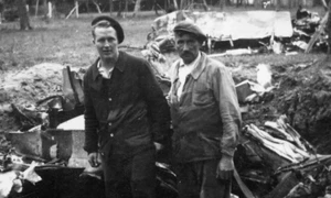 Pilotul Lonnie Moseley și fermierul Lucien Lestang, în fața resturilor avionului prăbușit (© IWM Duxford)