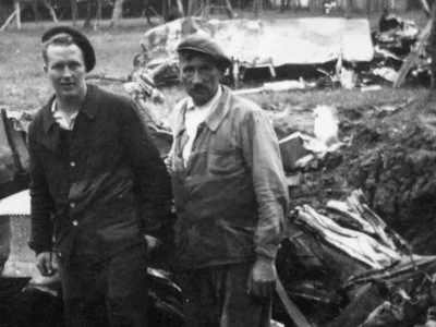 Pilotul Lonnie Moseley și fermierul Lucien Lestang, în fața resturilor avionului prăbușit (© IWM Duxford)