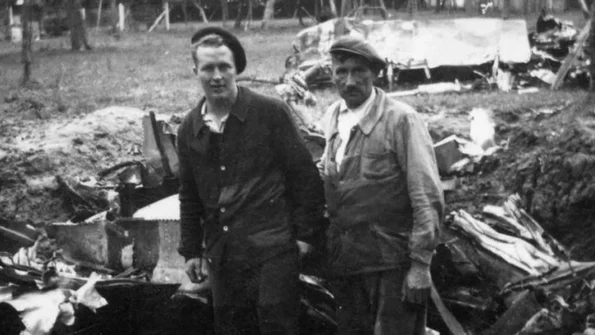 Pilotul Lonnie Moseley și fermierul Lucien Lestang, în fața resturilor avionului prăbușit (© IWM Duxford)