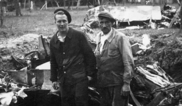 Pilotul Lonnie Moseley și fermierul Lucien Lestang, în fața resturilor avionului prăbușit (© IWM Duxford)