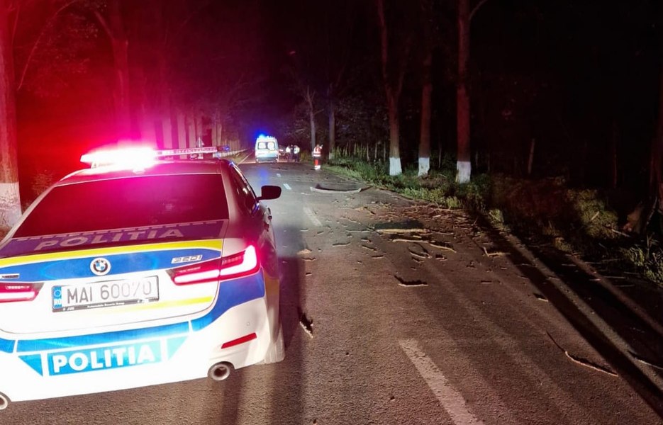 Tânăr de 21 de ani, mort într-un accident rutier. S-a izbit cu mașina de un copac