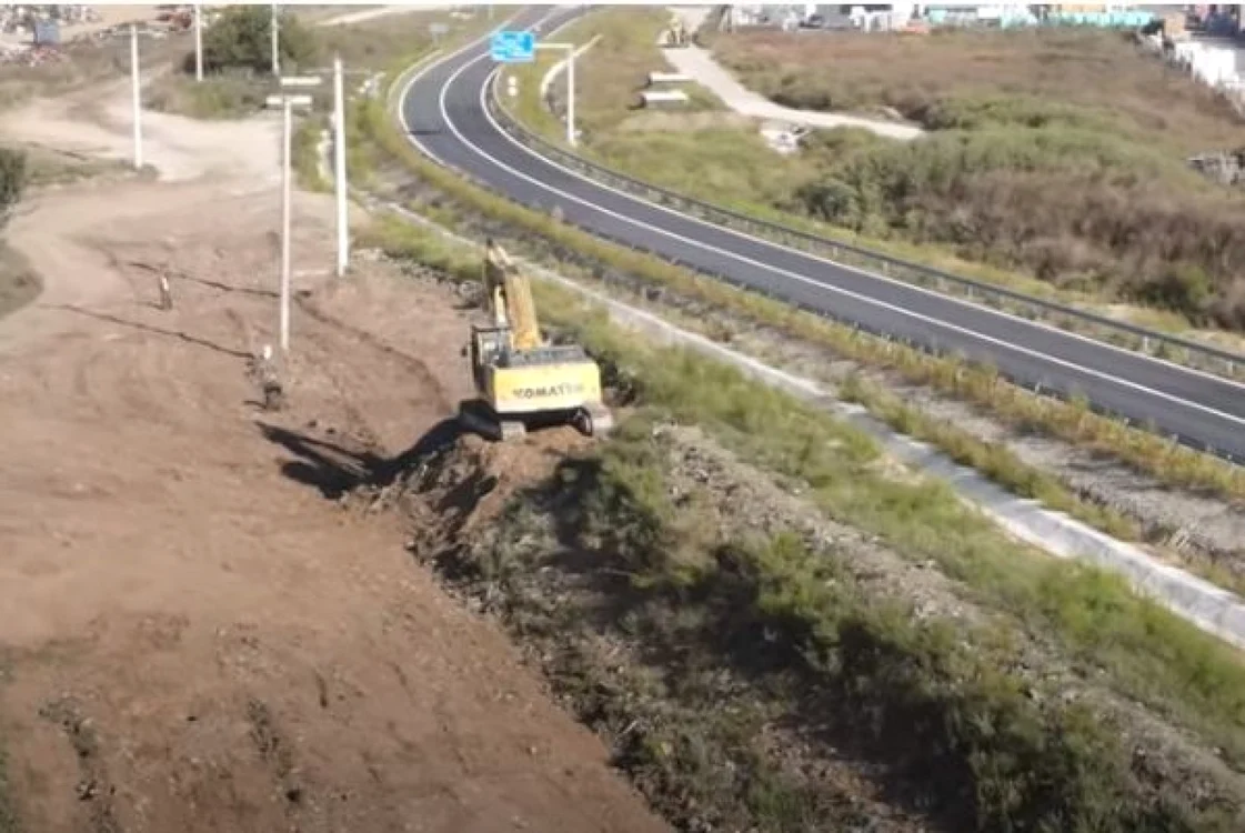 Operatorul economic a demarat procesul de ecologizare a zonei. Foto captură video Youtube