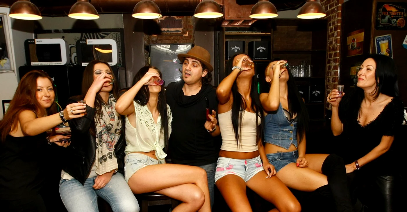 Pictorialul incendiar al fetelor de la Click! Models în cadrul select din Black Jack Pub
