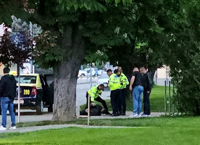 Bărbatul aflat în taxi a fost imobilizat de polițiști pe o stradă din Târgu Jiu Foto: Adevărul