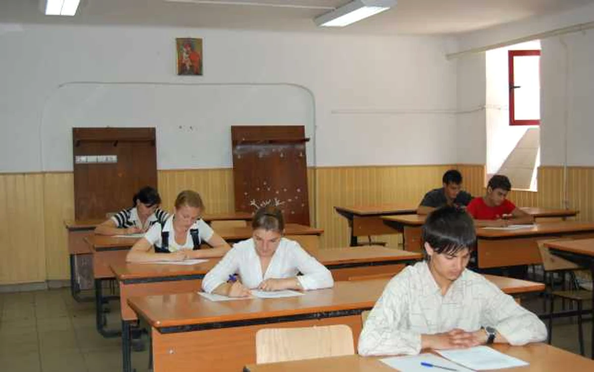 Liceenii îşi vor cumpăra cartele