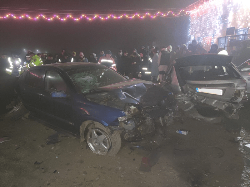 Tânăr ucis de o mașină răsturnată într-o stație de carburant din Buzău. Mai multe mașini au fost avariate