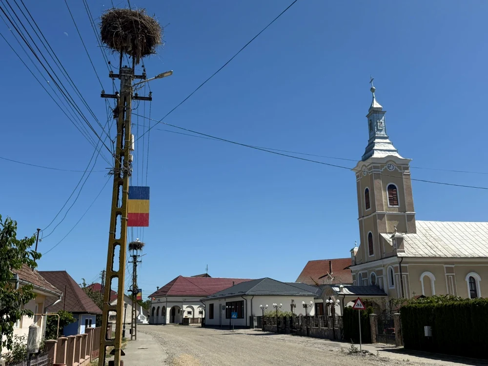 Drapelul din tablă „rezistă” din toamna anului trecut. FOTO: Ion Pop