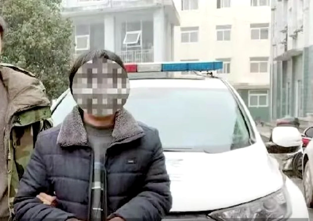 Bărbatul a decis să se predea Poliției. FOTO Captură video YouTube 
