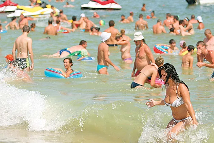 Părinţii au ieşit din  hotel cu copiii în braţe  şi au cerut ajutor medical (Captură neptun tv)