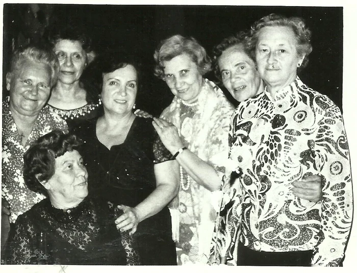Întâlnirea absolvenților din Basarabia, probabil 1979. Pe scaun, în stânga, Eleonora Cronwald, profesoara de educație fizică. Bunica e chiar în spatele ei, prima din stânga.
