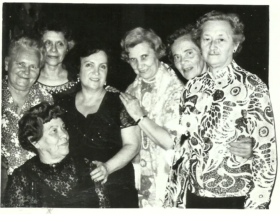 Întâlnirea absolvenților din Basarabia, probabil 1979. Pe scaun, în stânga, Eleonora Cronwald, profesoara de educație fizică. Bunica e chiar în spatele ei, prima din stânga.