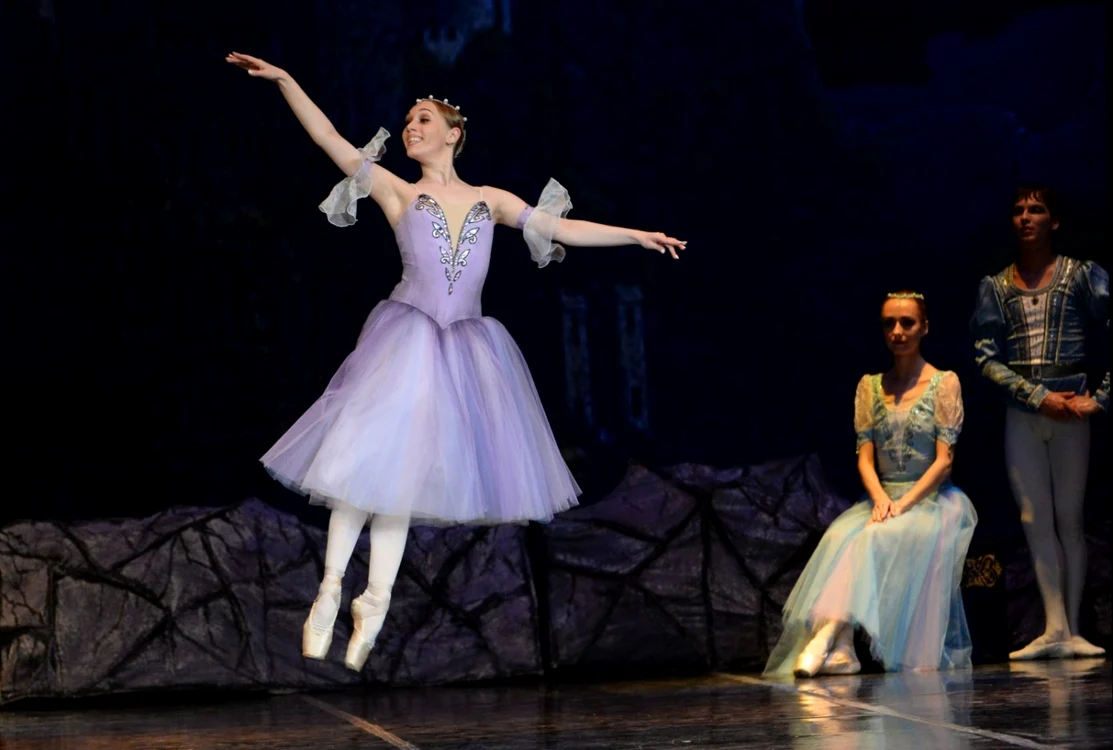 O scenă din spectacolul de balet „Lacul Lebedelor“ este prezentată la Teatrul Rus Academic de Tineret (RAMT) din Mosvova FOTO Hepta / Ria Novosti / Sergey Pyatakov