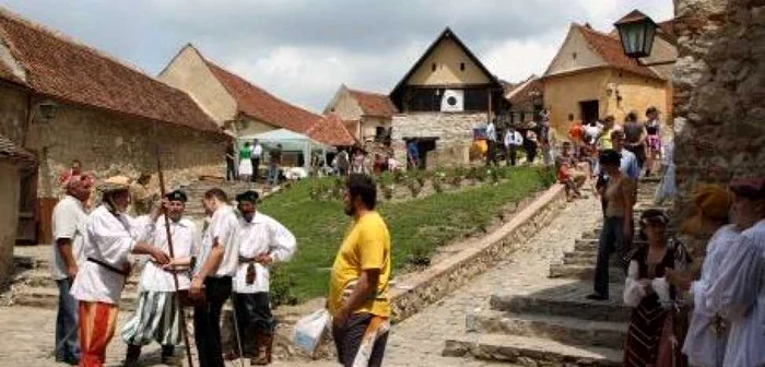 Cei mici sunt aşteptaţi la Cetatea Râşnov Foto.Adevărul Braşov