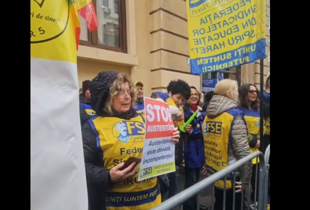 Sindicalişti din învăţământ au pichetat Ministerul Educaţiei: „Profesorii nu sunt sacul de box al eșecurilor voastre”