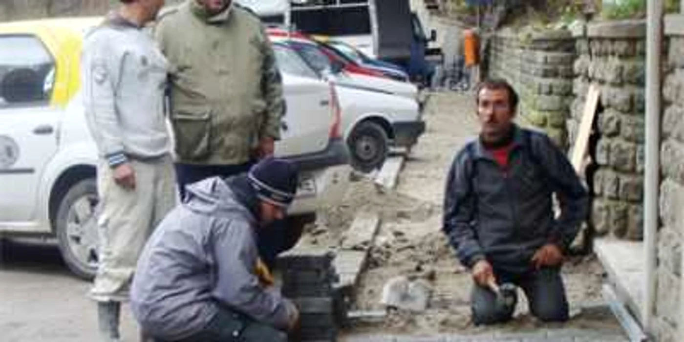 Ramnicu Valcea: Muncitorii din construcţii sunt primii care îşi pierd locul de muncă.