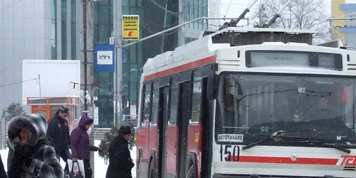 Pe vreme de iarnă, o călătorie cu troleul durează şi o oră