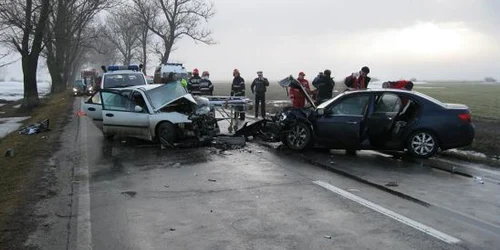 Cele două autoturisme implicate în accident. Şoseaua este perfect dreaptă