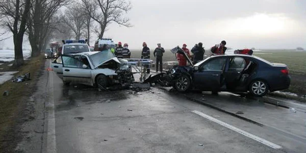 Cele două autoturisme implicate în accident. Şoseaua este perfect dreaptă
